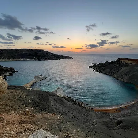 Lägenhet Luxurious 2 Bedroom With Sea View Mellieħa